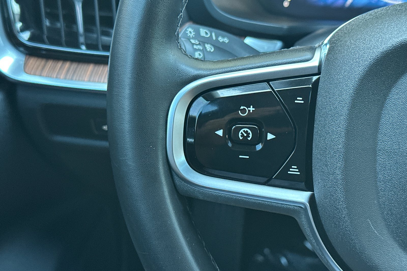 Certified 2025 Volvo S60 T8 Plus w/ Climate Package AWD/4WD image 29