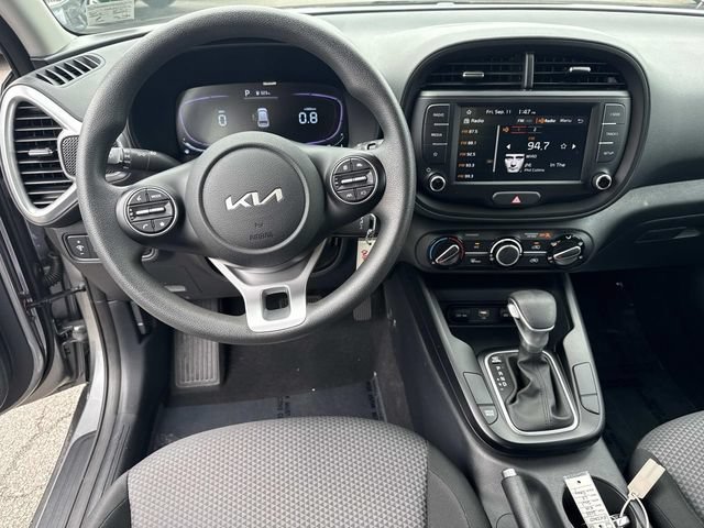 Used 2025 Kia Soul LX w/ LX Technology Package FWD image 17