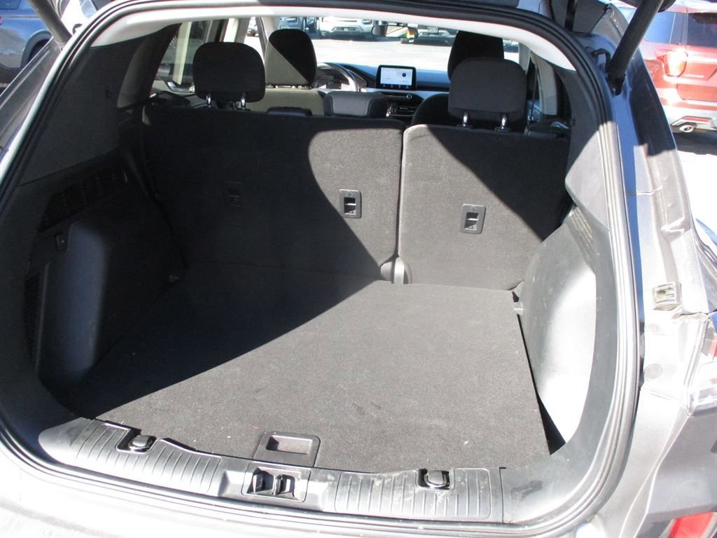 Used 2021 Ford Escape SE w/ SE Sport Appearance Package image 4