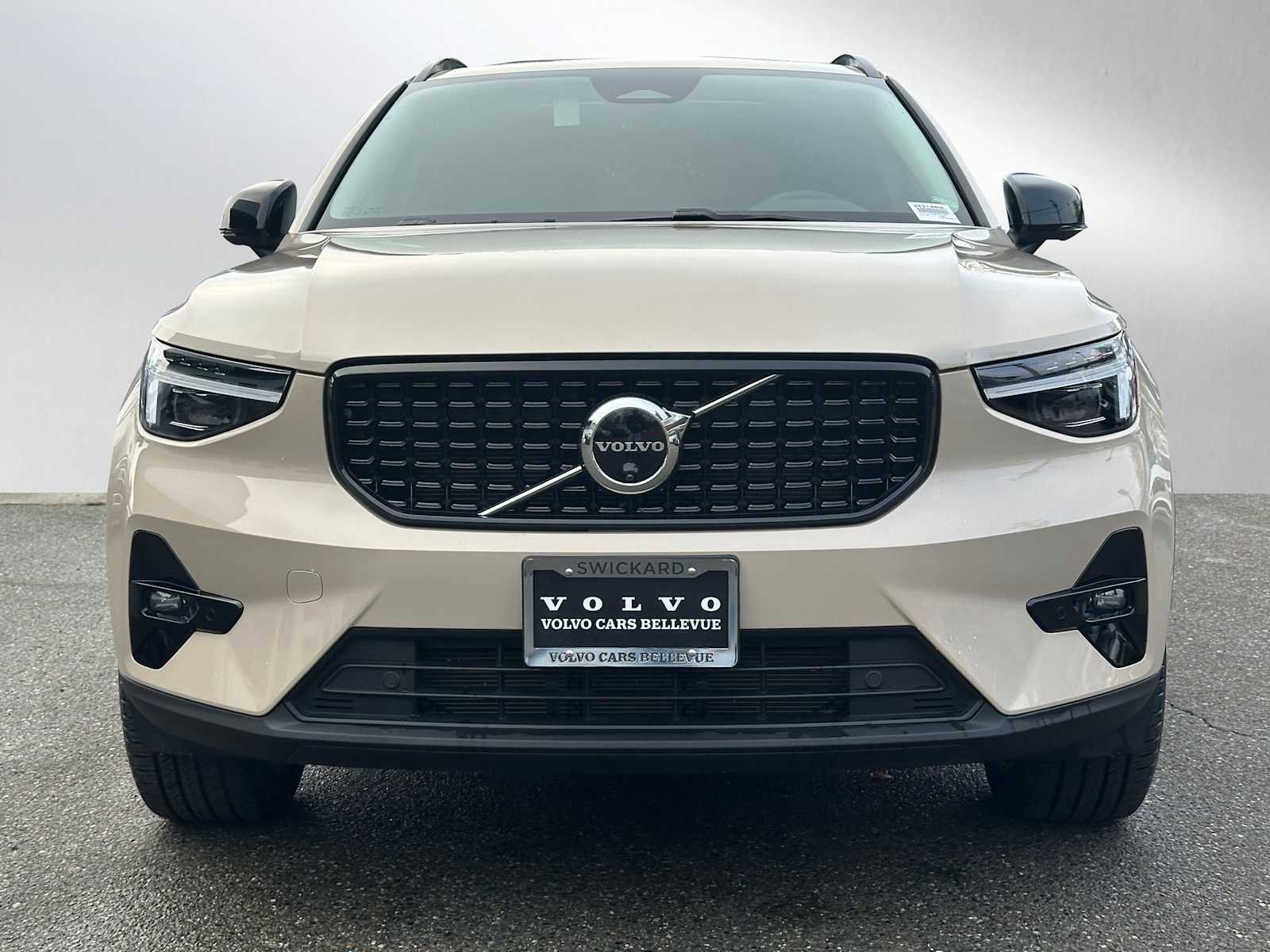 Used 2025 Volvo XC40 B5 Ultra w/ Climate Package image 8
