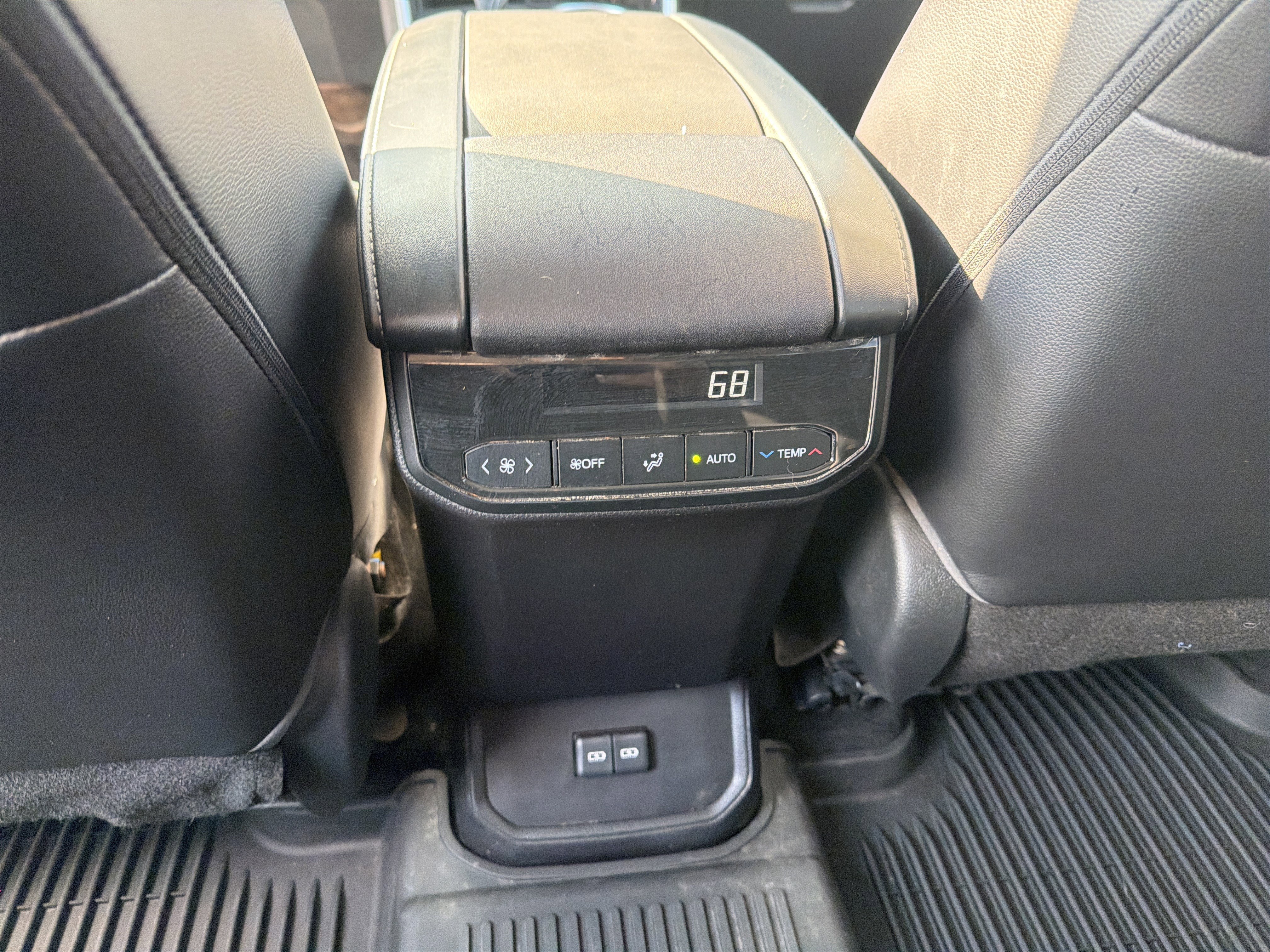 Used 2023 Toyota Highlander XLE AWD/4WD image 61