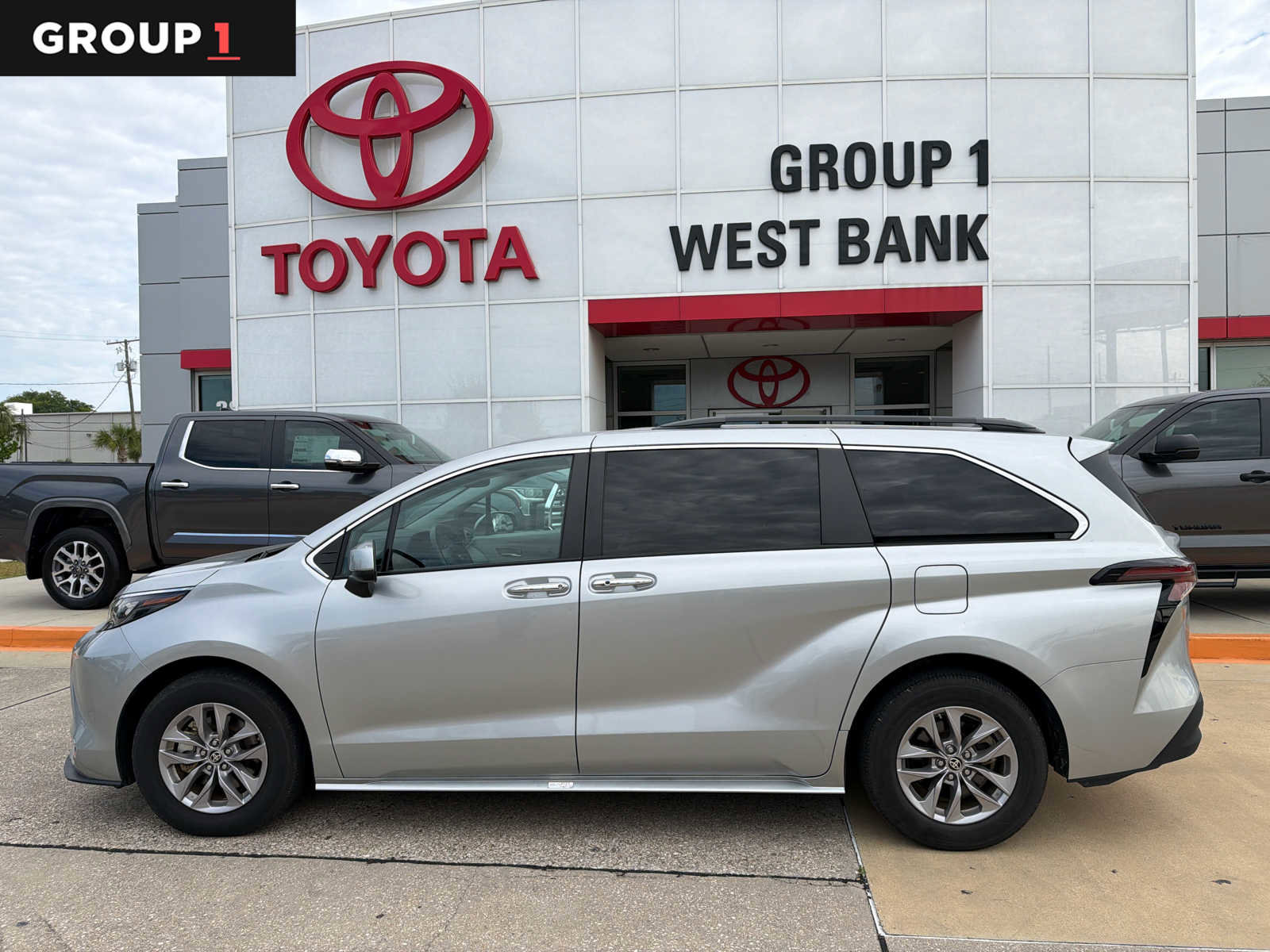Used 2024 Toyota Sienna XLE FWD image 1