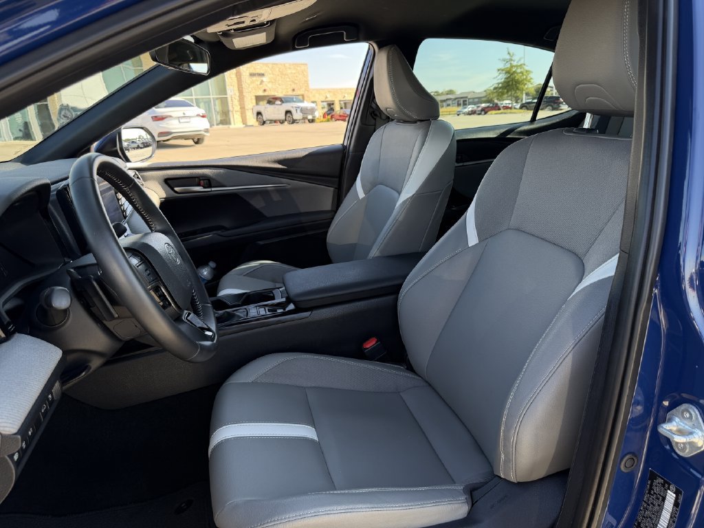 Used 2025 Toyota Camry SE FWD image 25