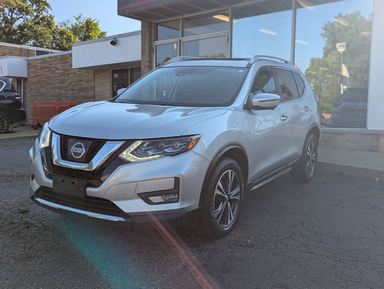Used 2017 Nissan Rogue SL w/ SL Premium Package AWD/4WD image 3
