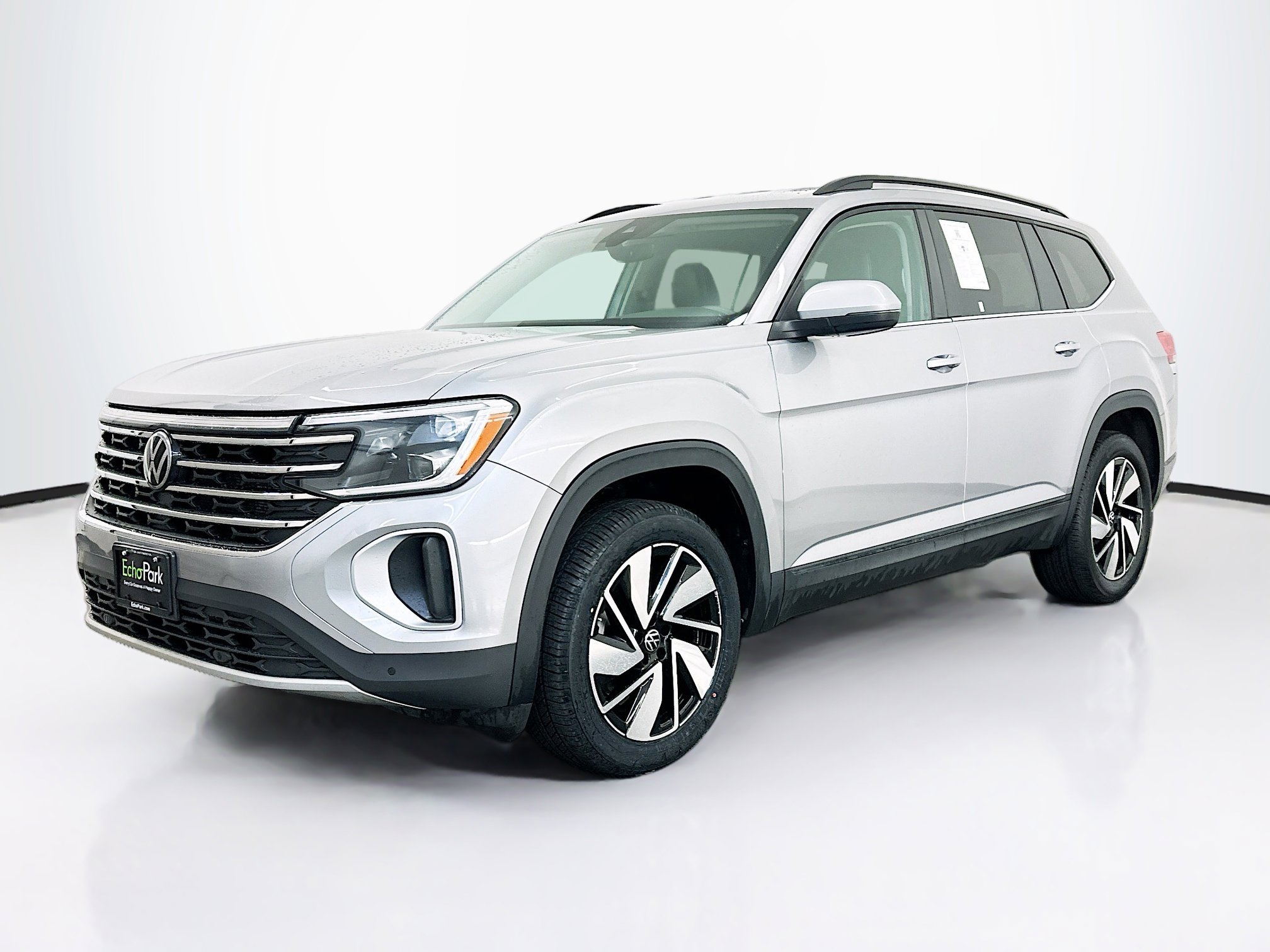 Used 2025 Volkswagen Atlas SE AWD/4WD image 3