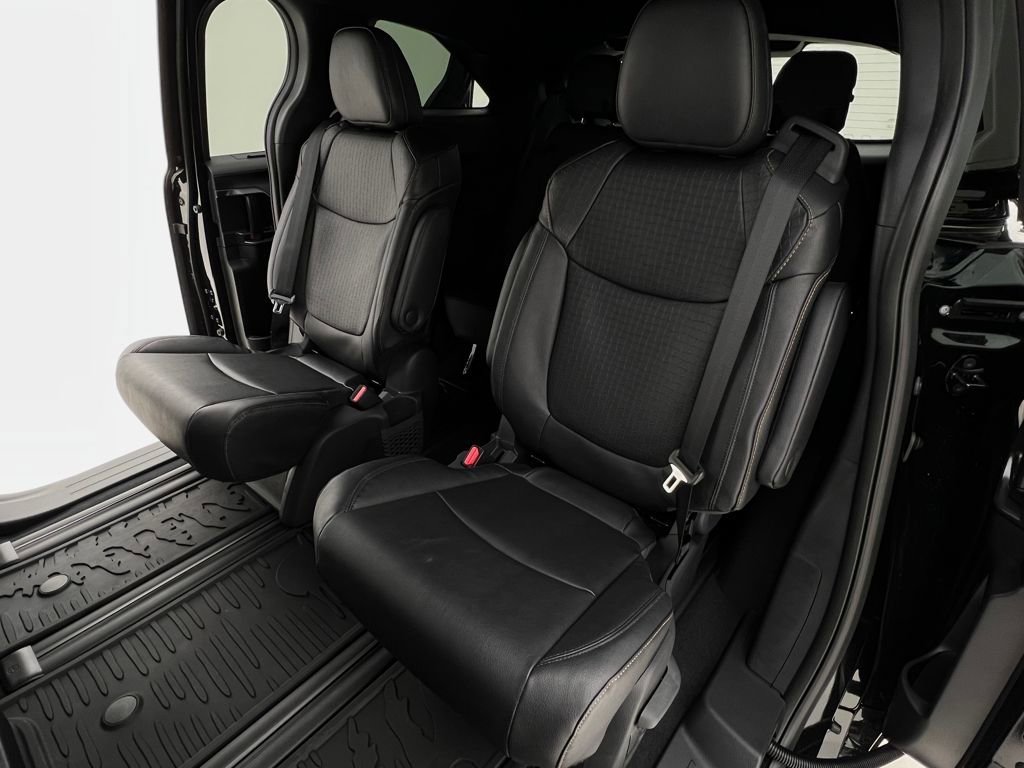 Used 2025 Toyota Sienna XLE Woodland Edition image 17