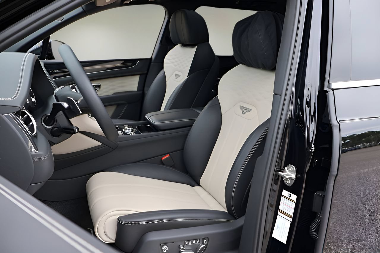 Used 2025 Bentley Bentayga Extended Wheelbase AWD/4WD image 14