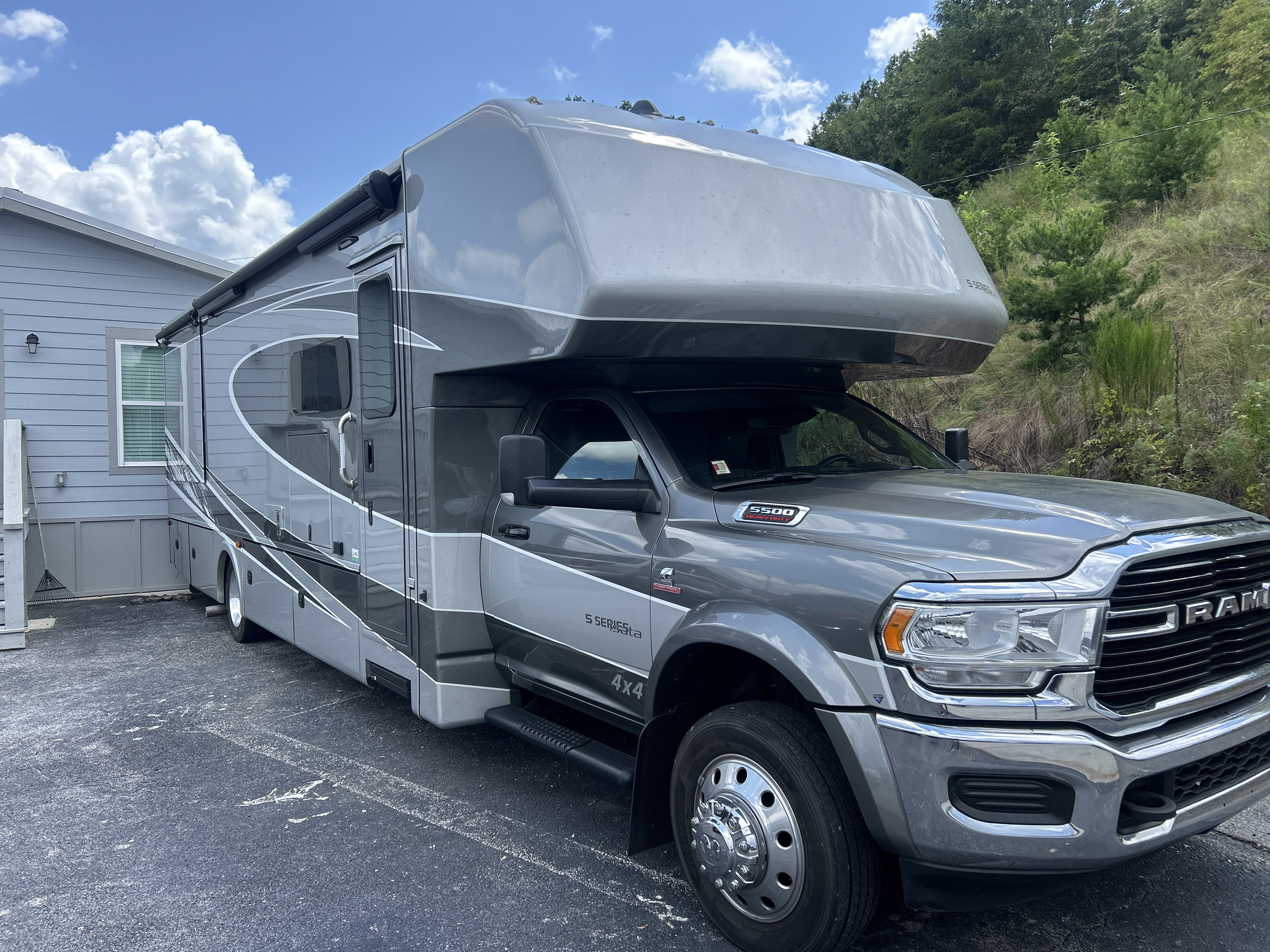 Used 2021 RAM 5500 SLT w/ Quick Order Package 2YG SLT AWD/4WD image 6