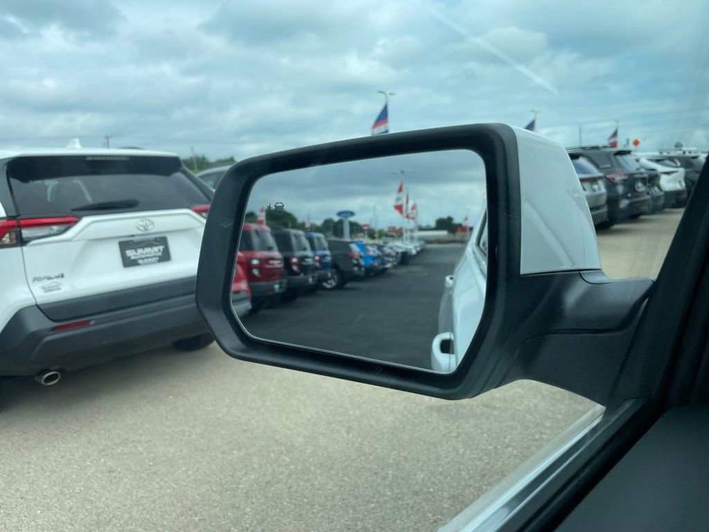 Used 2023 Chevrolet Traverse LT image 36