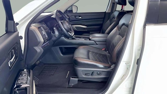 Used 2024 Nissan Pathfinder Platinum image 13