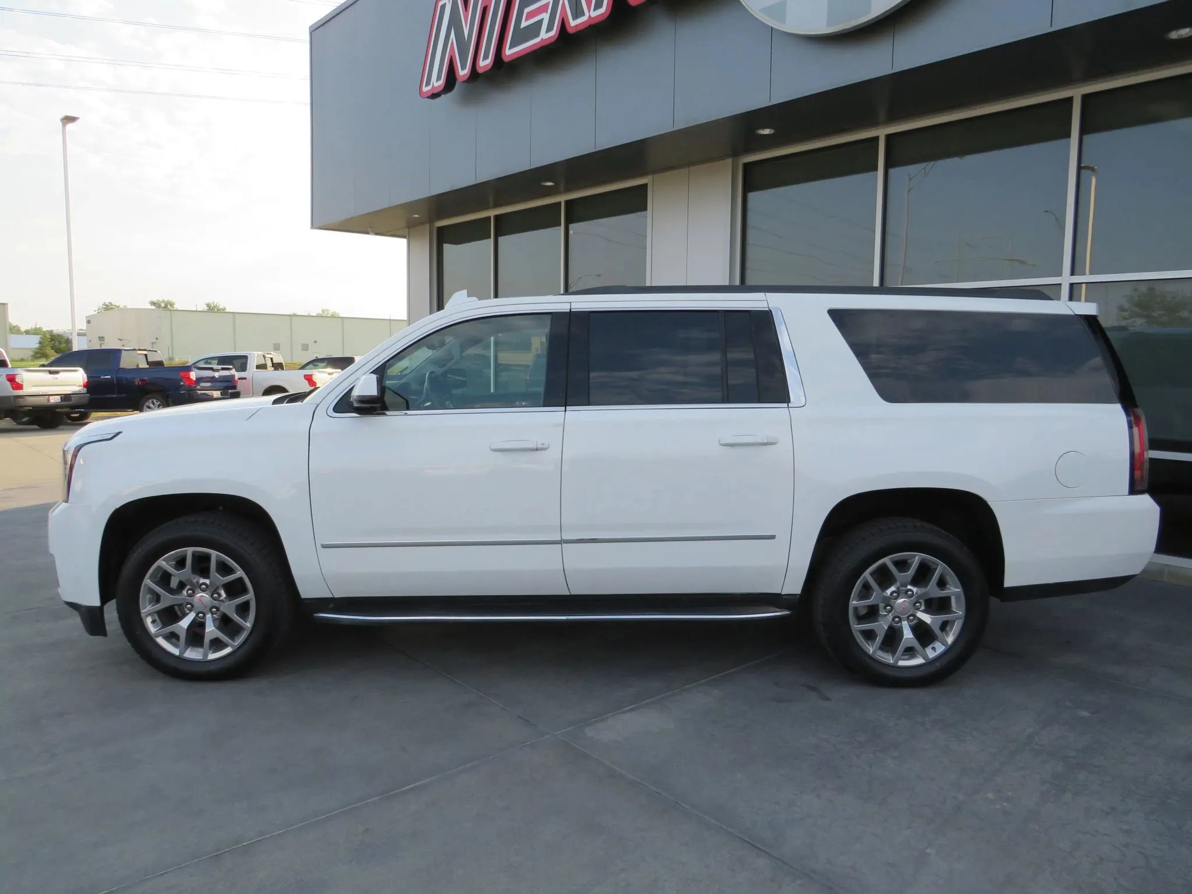 Used 2019 GMC Yukon XL SLT image 4