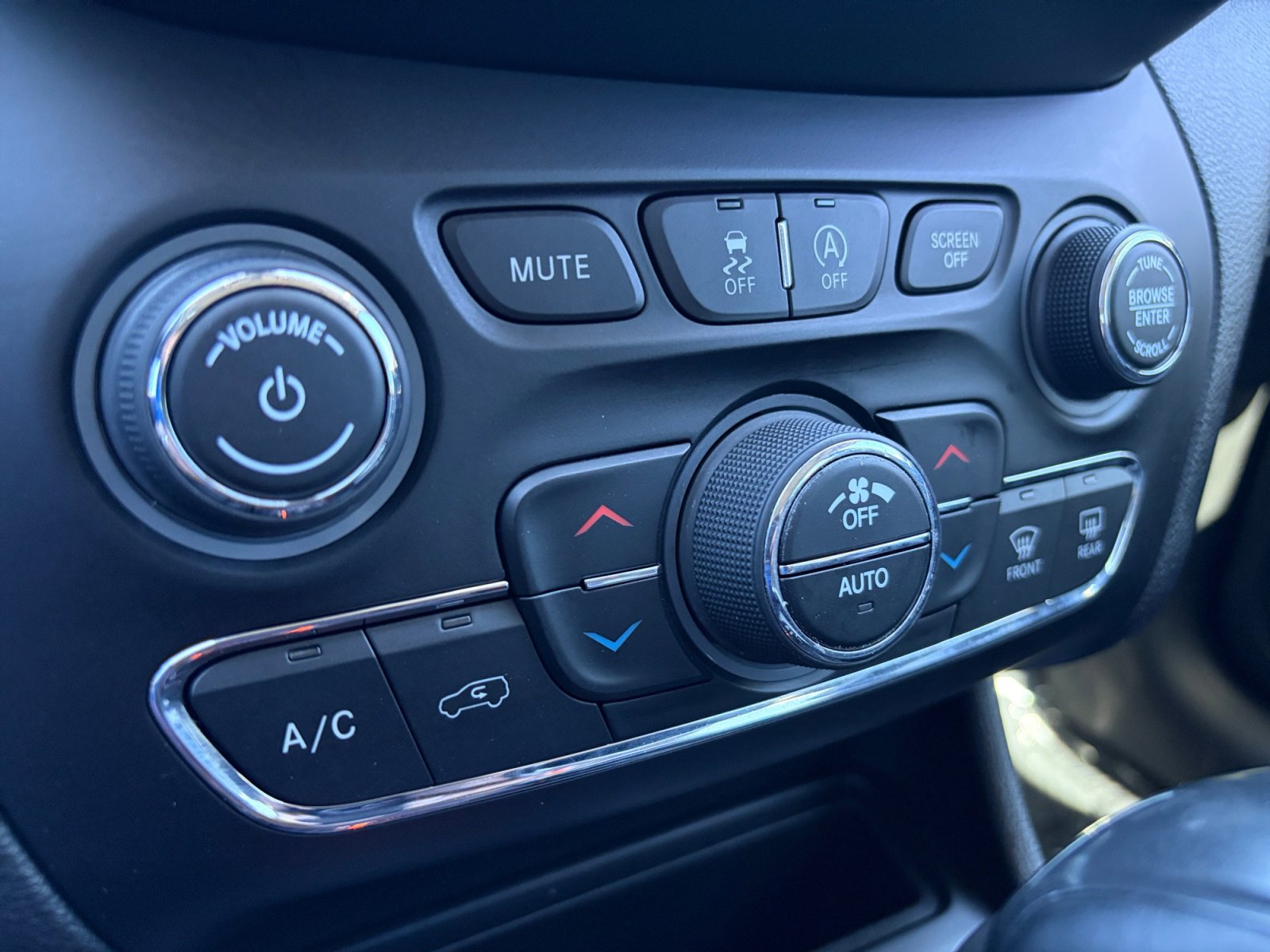 Used 2015 Jeep Cherokee Sport w/ Sport Appearance Group image 17