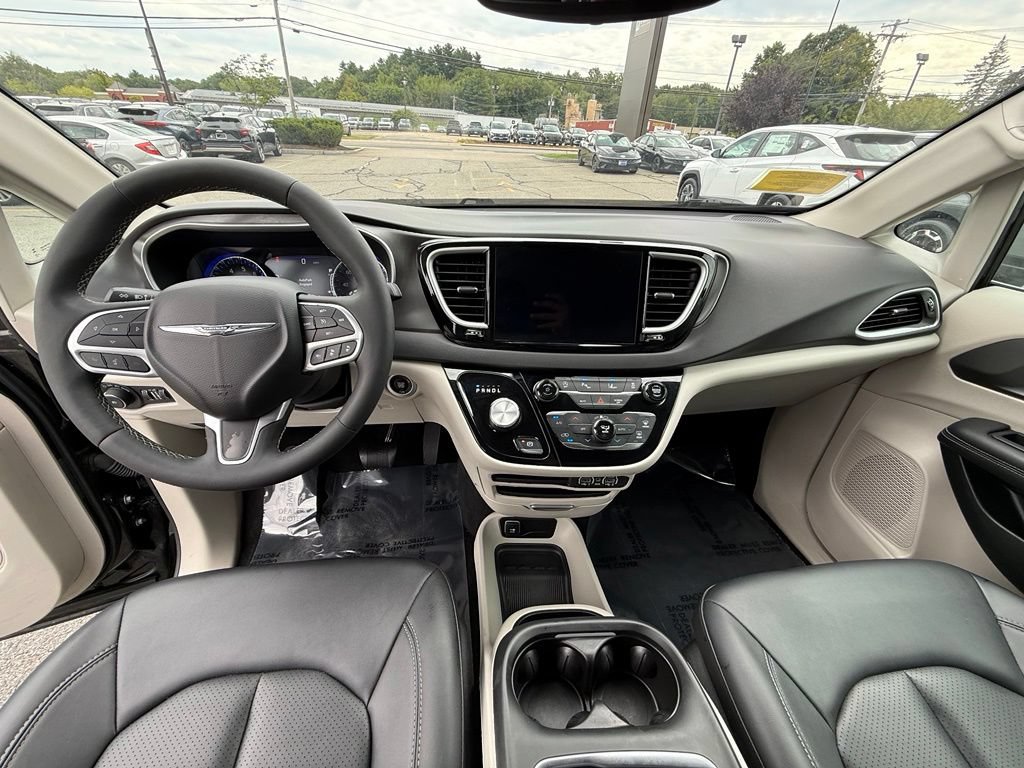 Used 2024 Chrysler Pacifica Touring-L FWD image 13