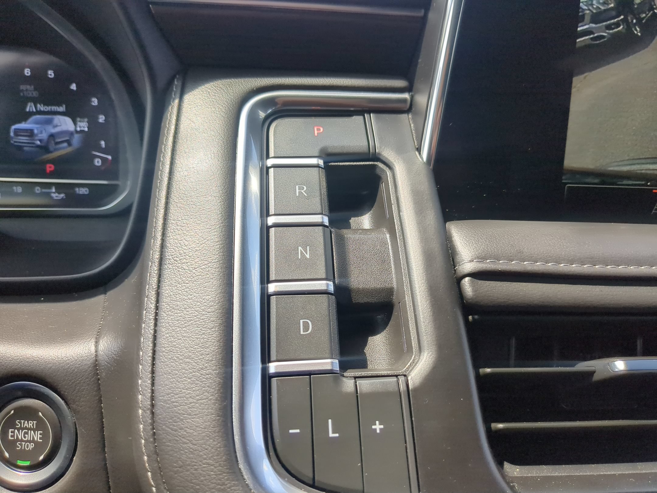 Used 2024 GMC Yukon SLE w/ Gmc Pro Safety Plus Package AWD/4WD image 19