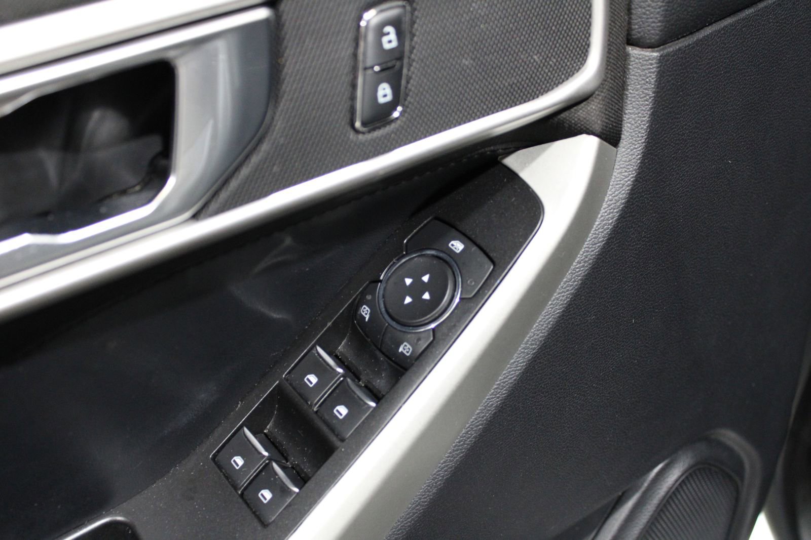 Used 2020 Ford Explorer XLT image 18