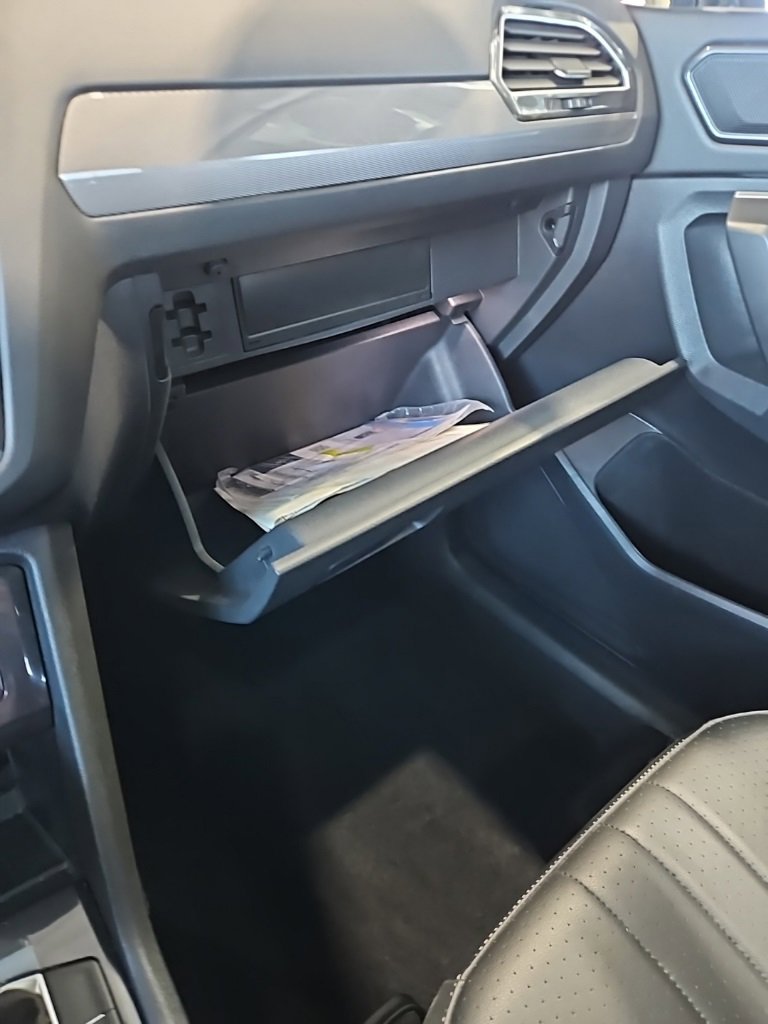 Used 2024 Volkswagen Tiguan SE w/ Panoramic Sunroof Package image 29