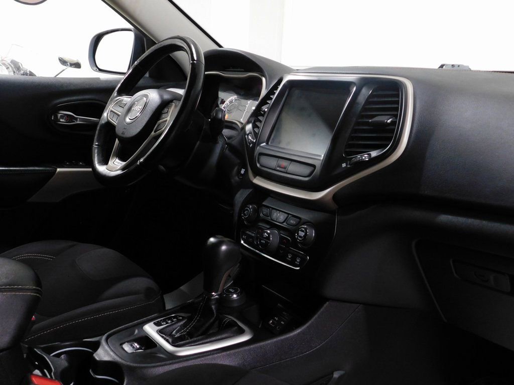 Used 2017 Jeep Cherokee Latitude w/ Comfort & Convenience Group AWD/4WD image 92