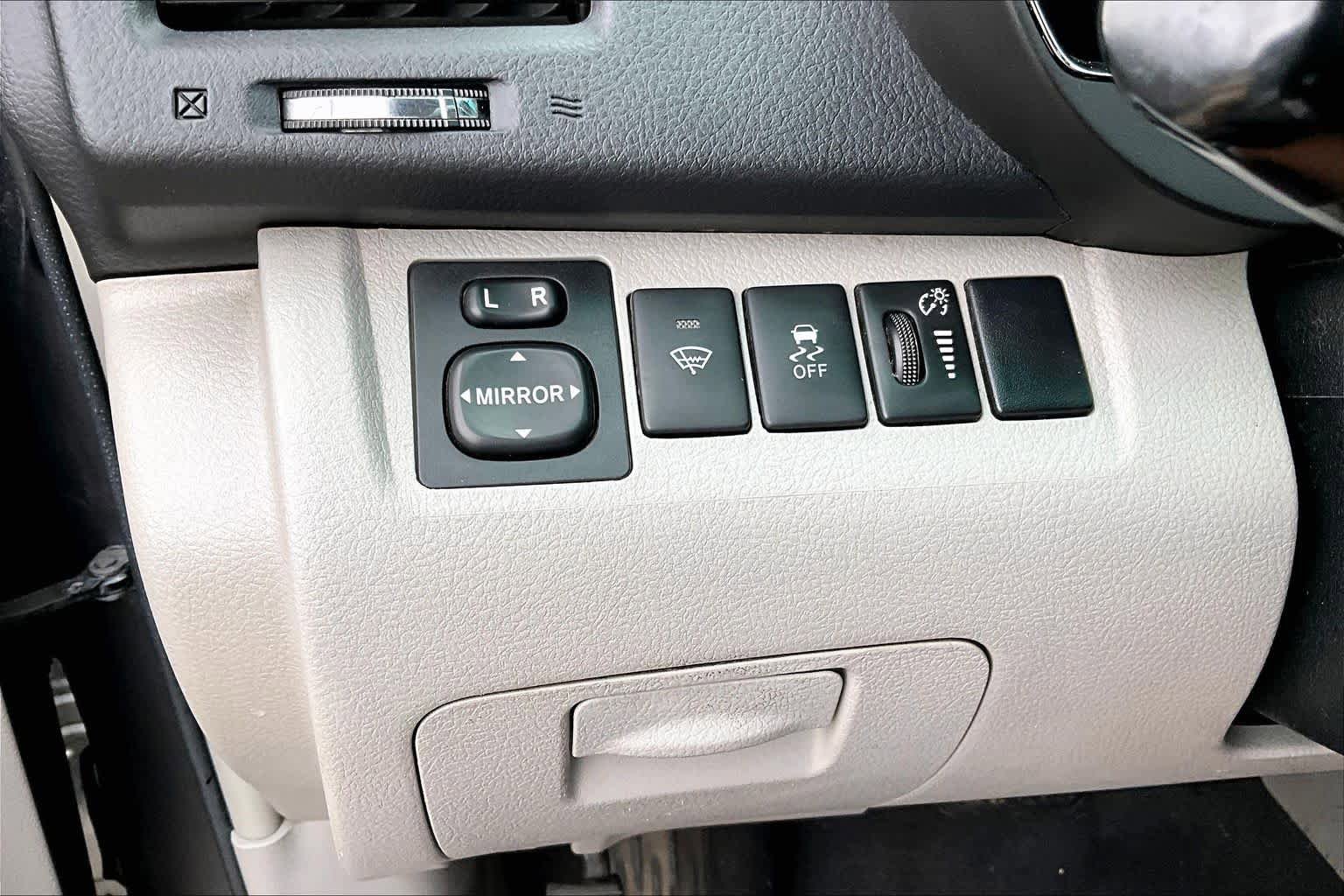 Used 2012 Toyota Highlander FWD w/ Cold Weather Pkg image 30