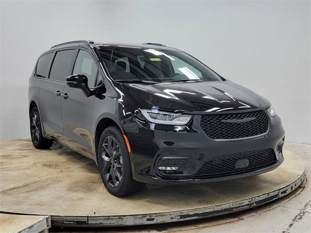 New 2026 Chrysler Pacifica Limited w/ S Appearance Package image 3