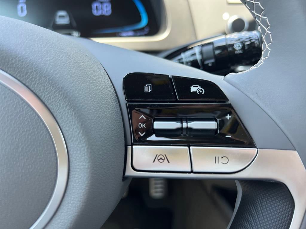 Used 2025 Hyundai Elantra Sport image 14