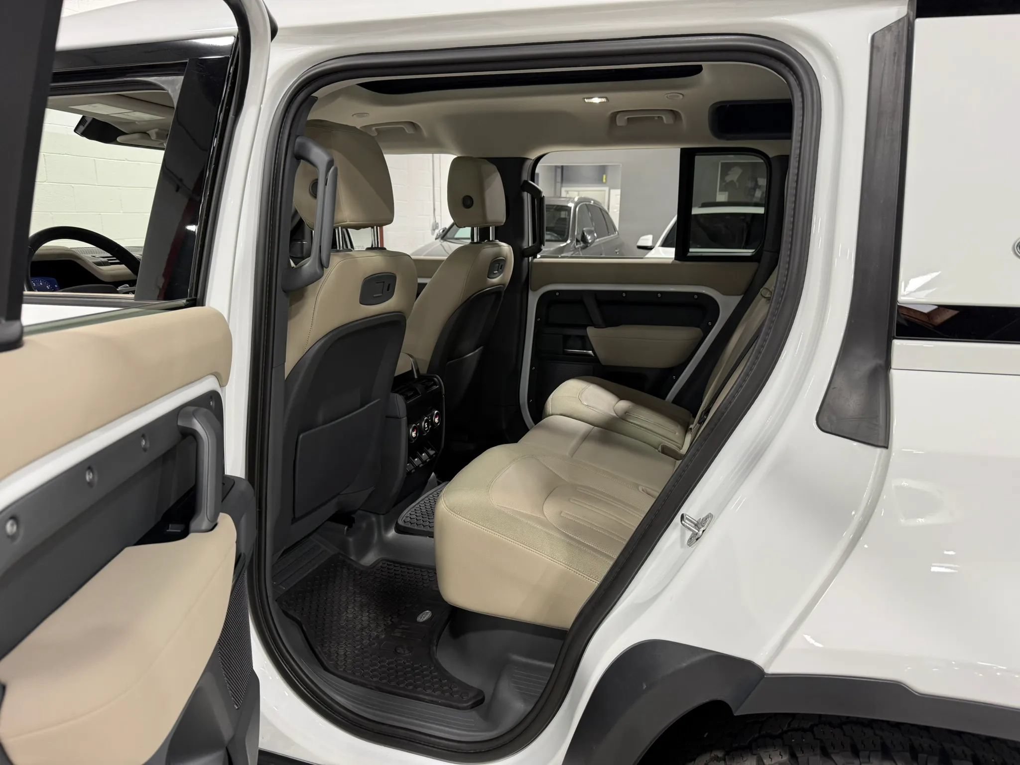 Used 2020 Land Rover Defender 110 S AWD/4WD image 64