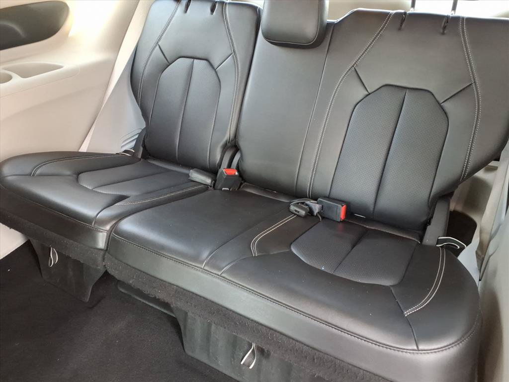Used 2023 Chrysler Pacifica Touring-L FWD image 15