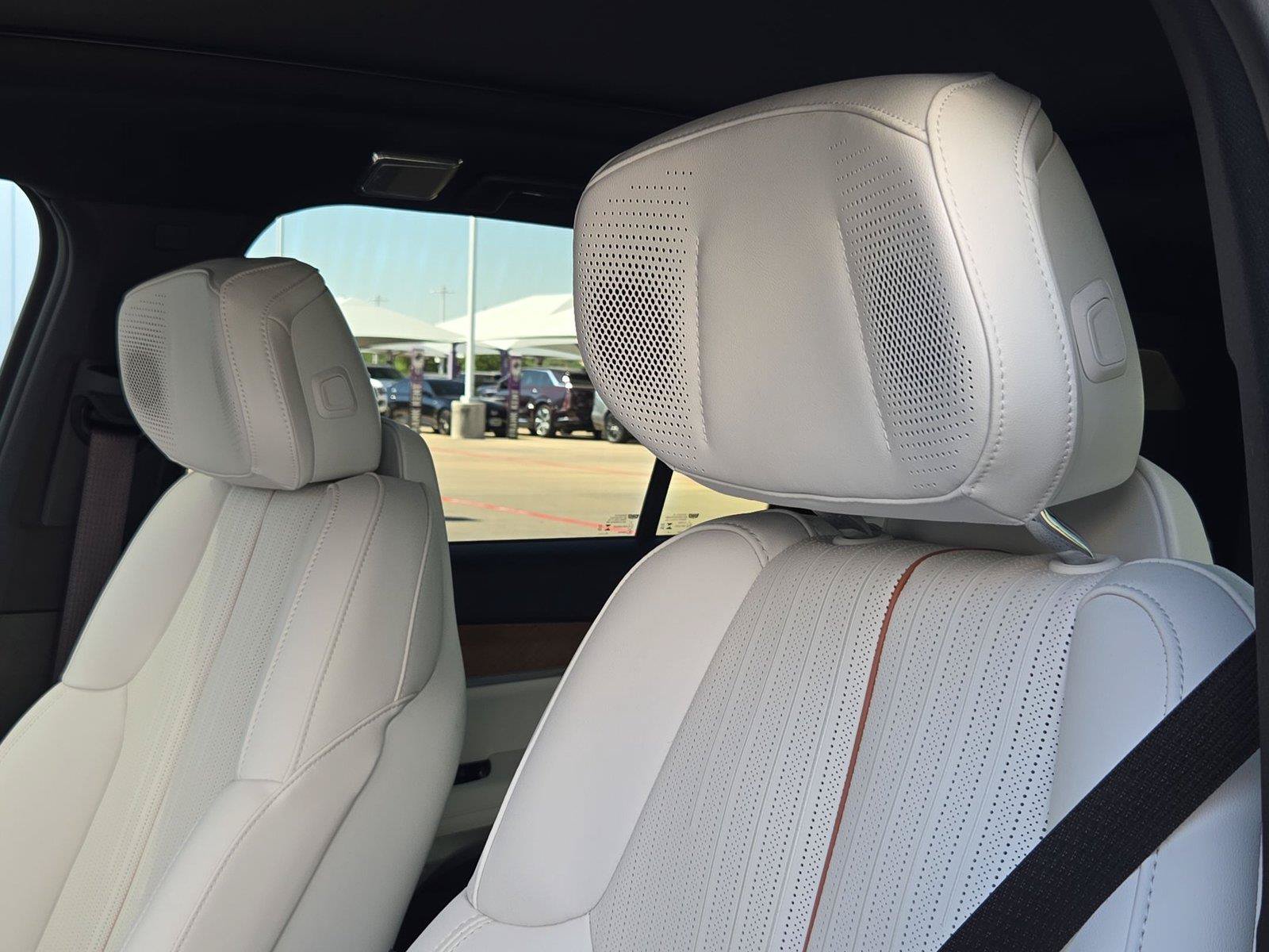 Certified 2026 Cadillac Vistiq Luxury AWD/4WD image 12