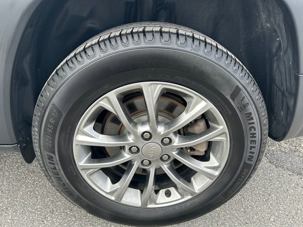 Used 2019 Jeep Cherokee Latitude Plus w/ Comfort/Convenience Group image 17