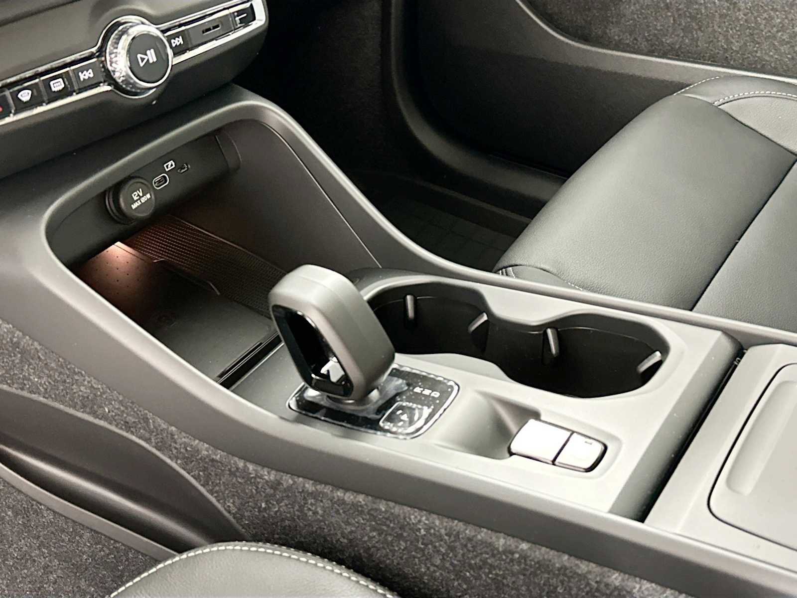 Certified 2025 Volvo XC40 B5 Core w/ Protection Package Premier image 15