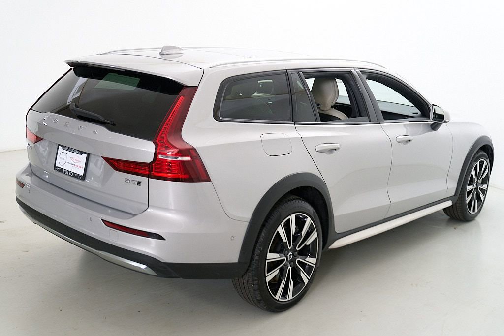 Certified 2025 Volvo V60 B5 Cross Country Ultra w/ Climate Package AWD/4WD image 9
