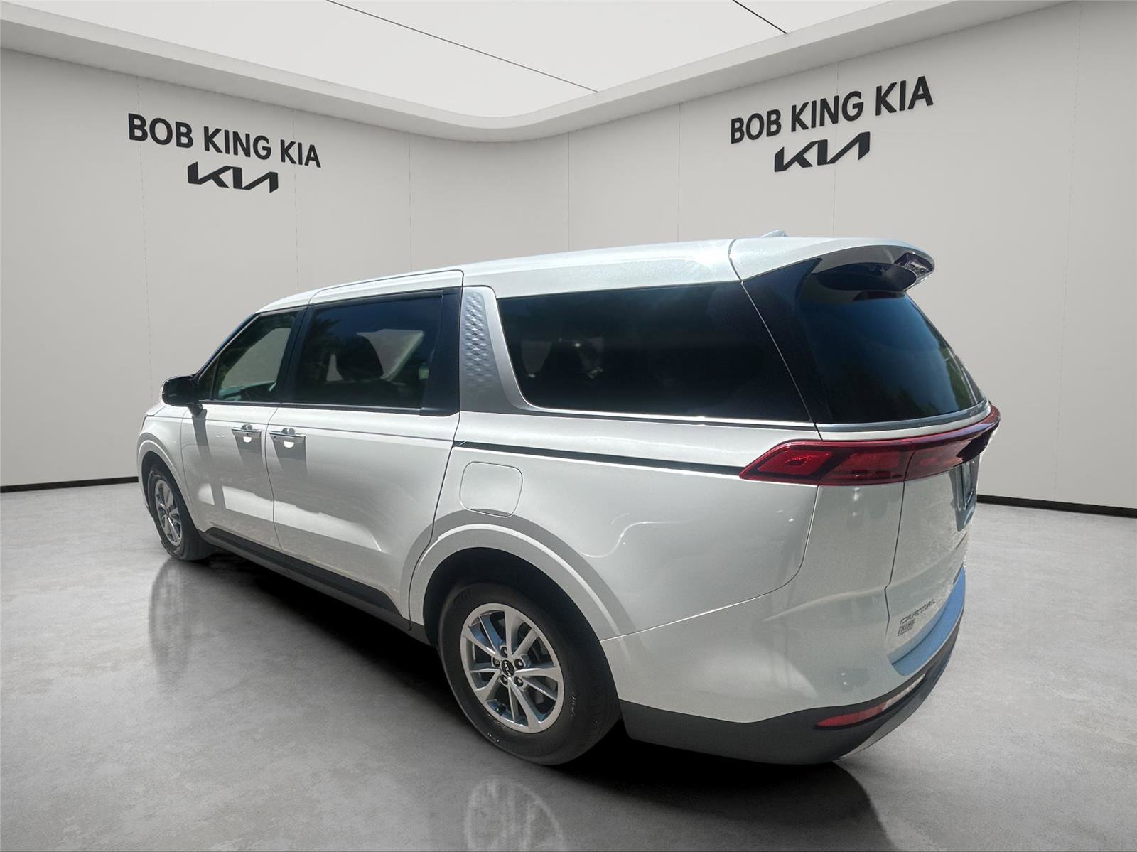 Used 2024 Kia Carnival LX FWD image 3