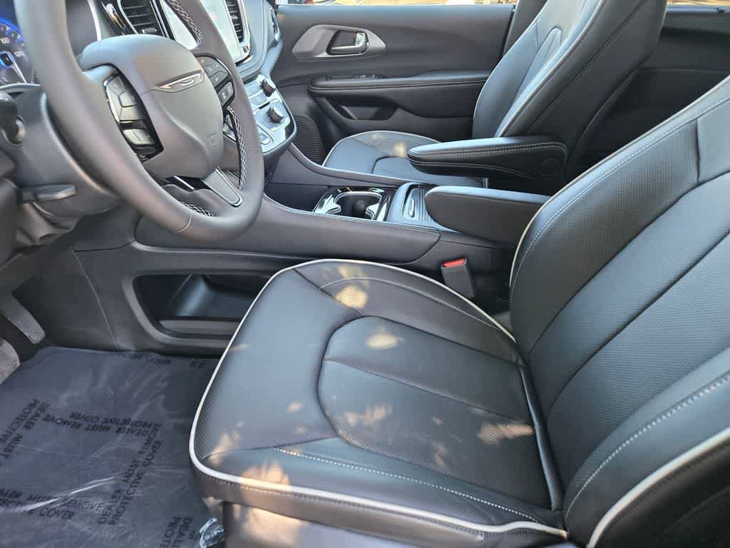 New 2027 Chrysler Pacifica Limited AWD/4WD image 17