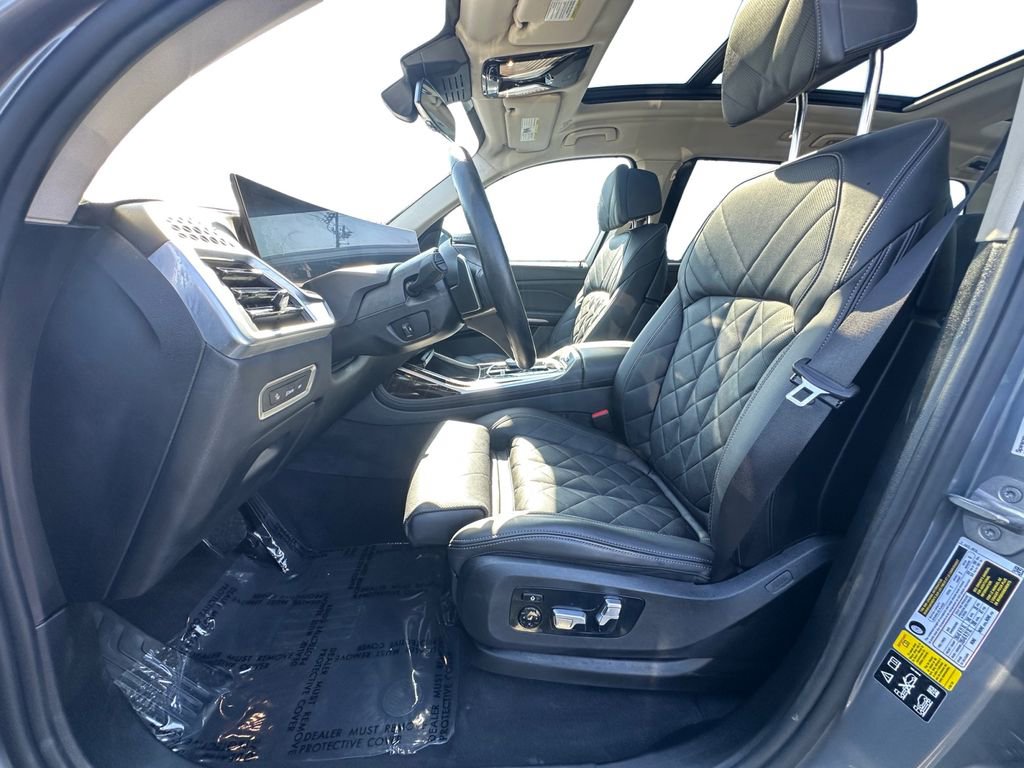 Used 2024 BMW X7 xDrive40i w/ Premium Package image 9