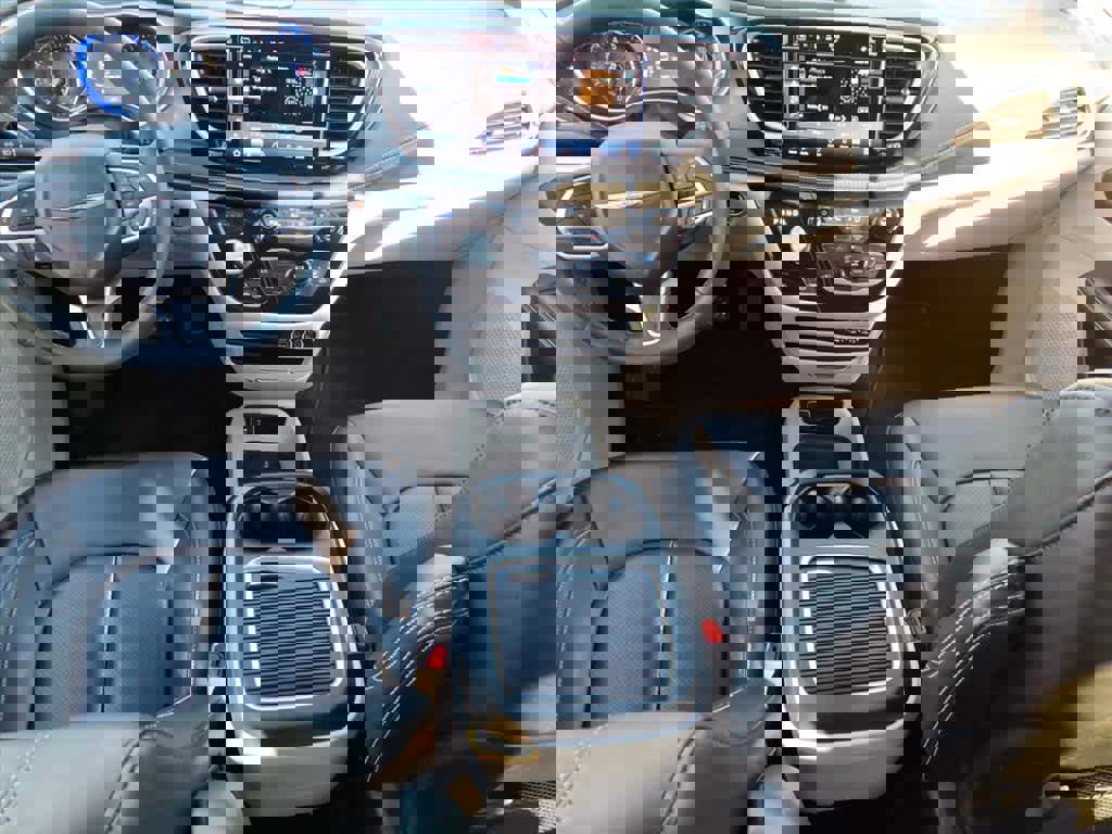 Used 2023 Chrysler Pacifica Touring-L image 11