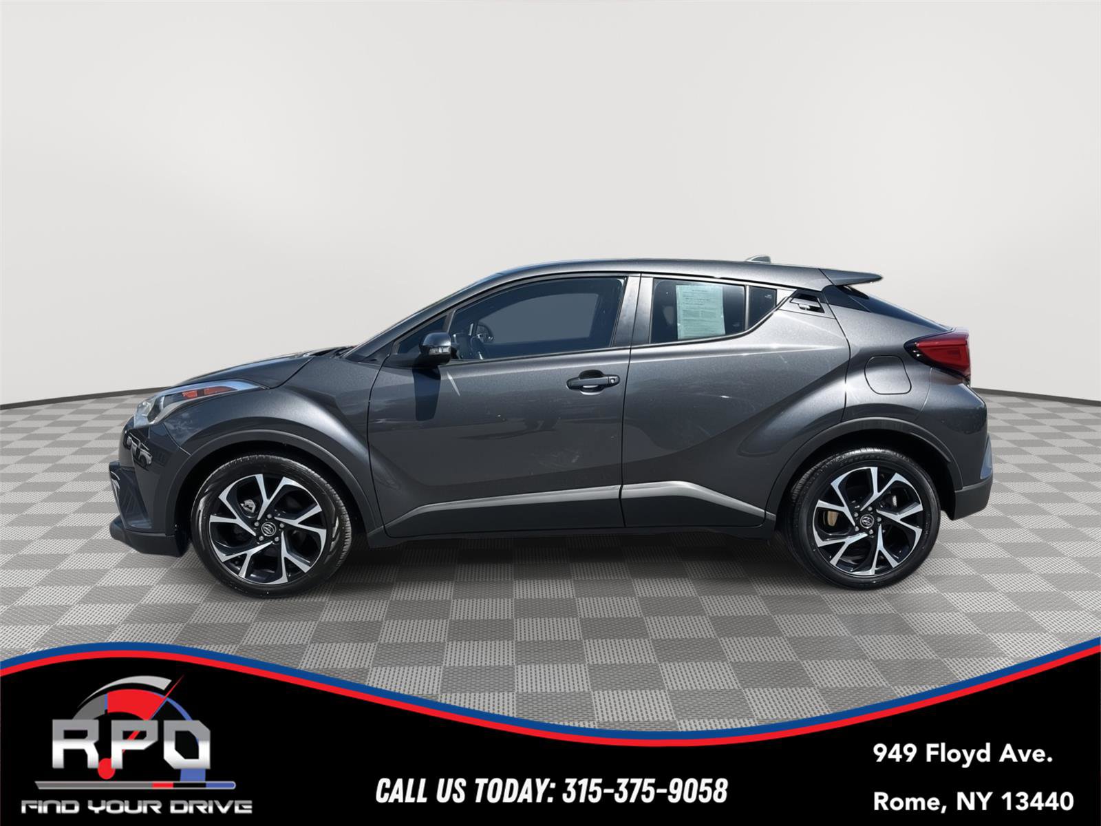 Used 2019 Toyota C-HR XLE FWD image 2