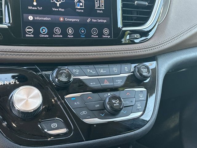 Used 2018 Chrysler Pacifica Limited w/ Advanced Safetytec Group FWD image 34