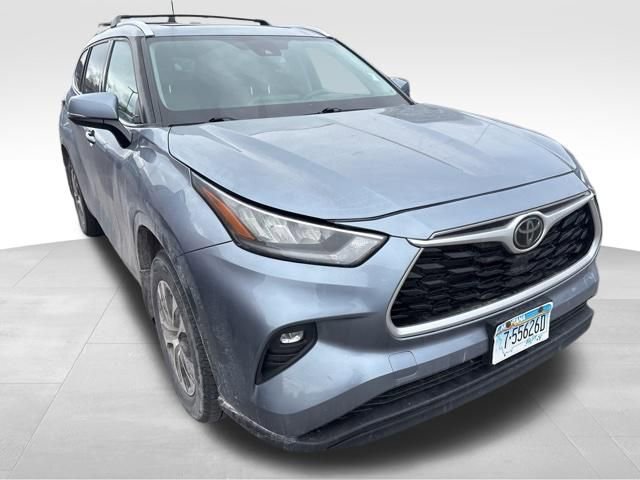 Used 2020 Toyota Highlander XLE AWD/4WD image 8