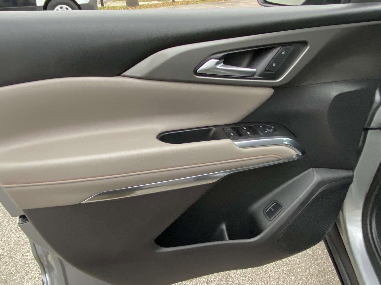 Used 2025 Chevrolet Traverse LT image 7