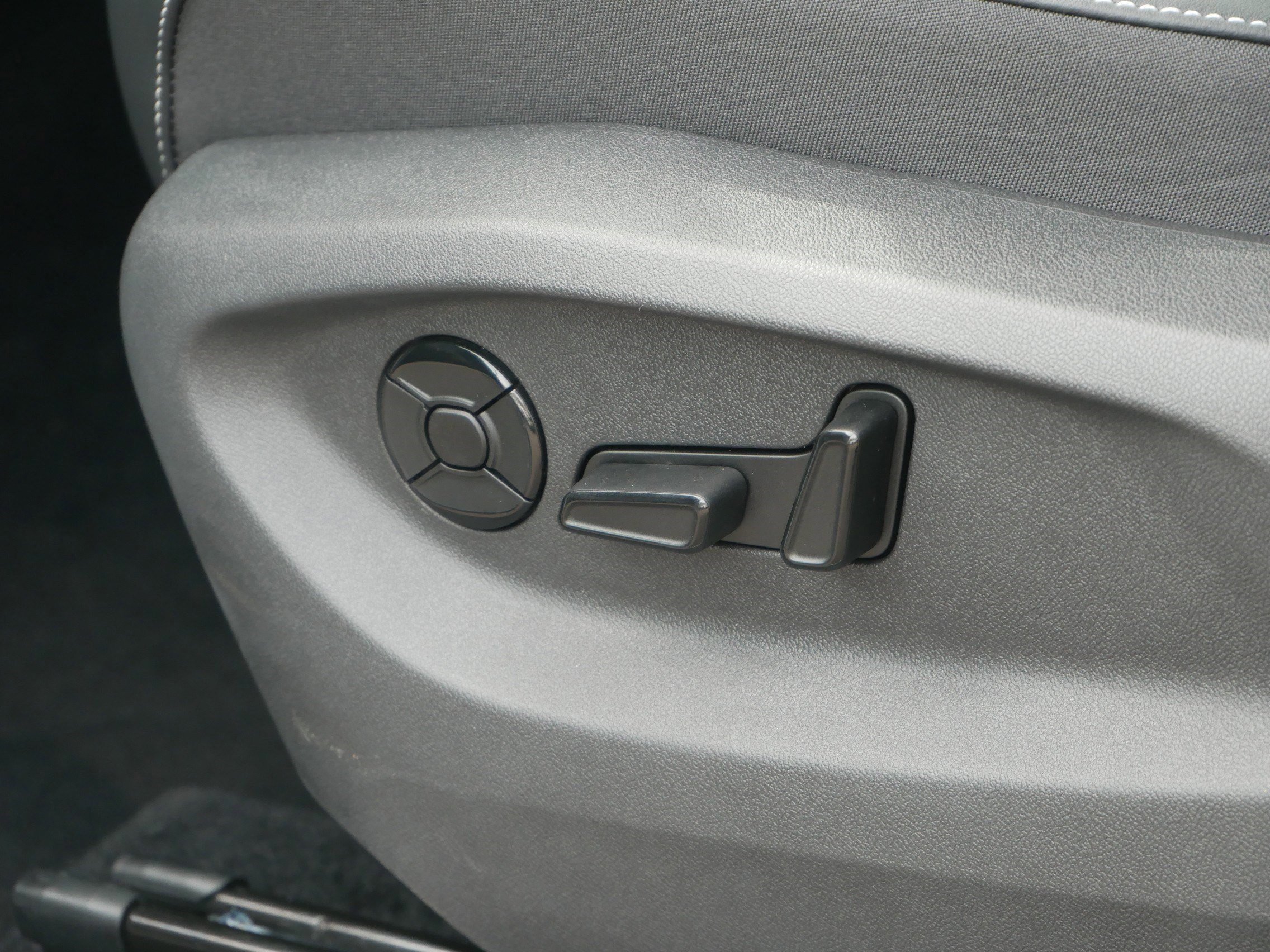 New 2025 Volkswagen Tiguan SE R-Line image 5