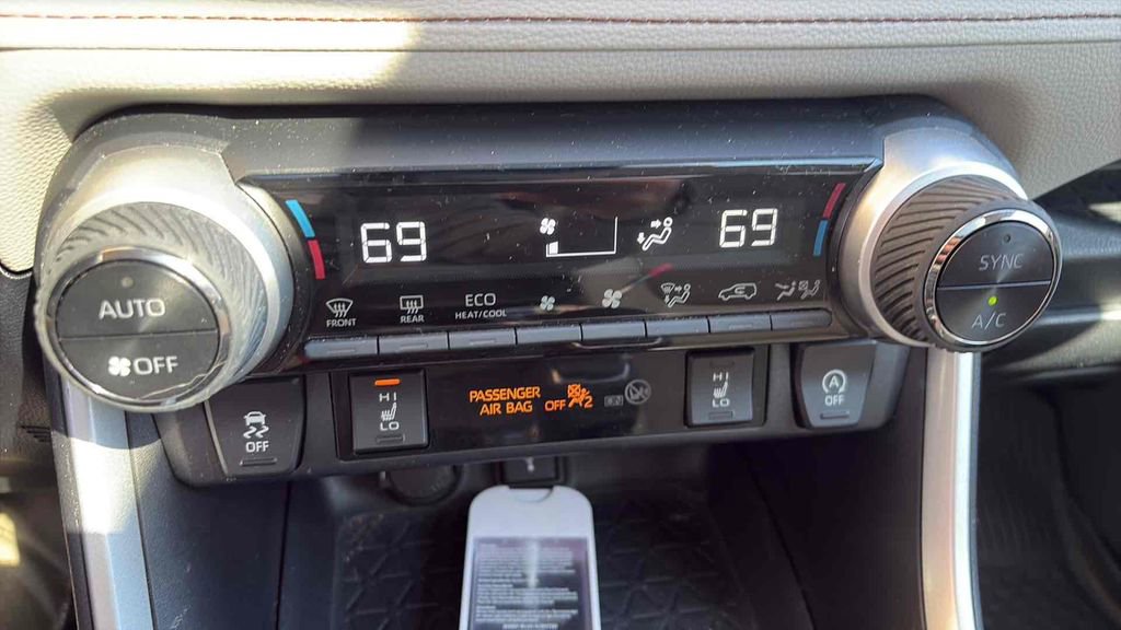 Used 2020 Toyota RAV4 XLE Premium image 17