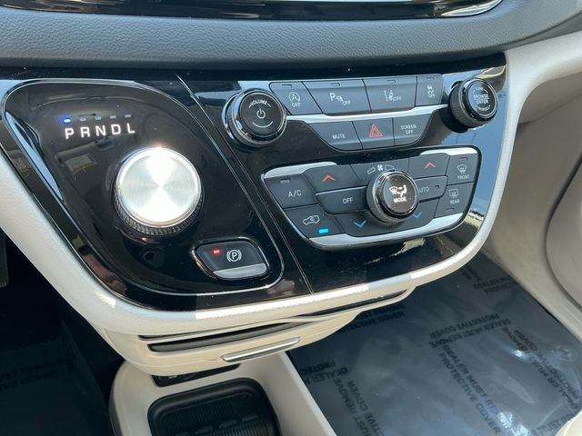 Used 2023 Chrysler Pacifica Touring-L FWD image 25