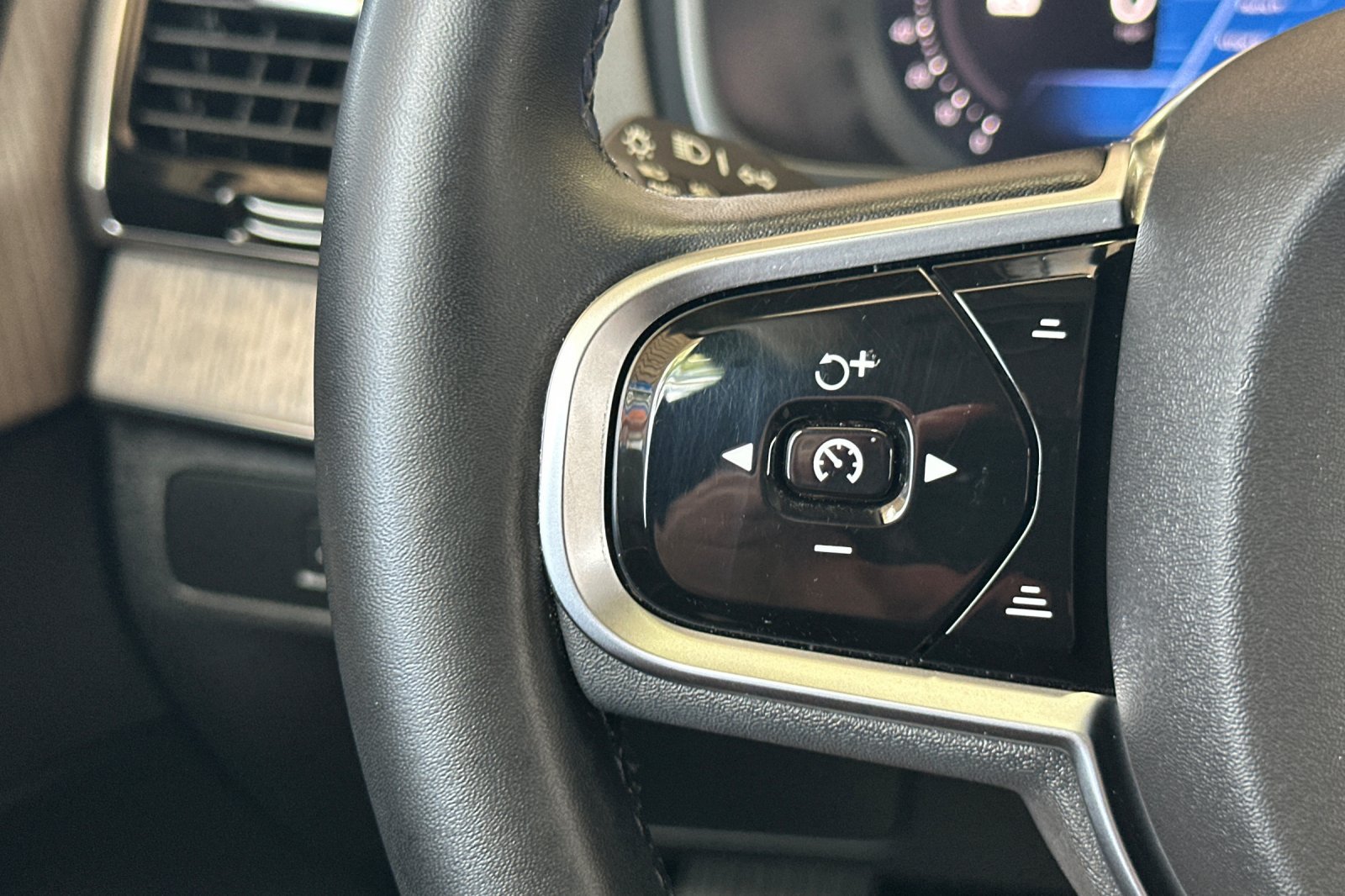 Certified 2023 Volvo XC90 T8 Ultimate w/ Protection Package Premier AWD/4WD image 31