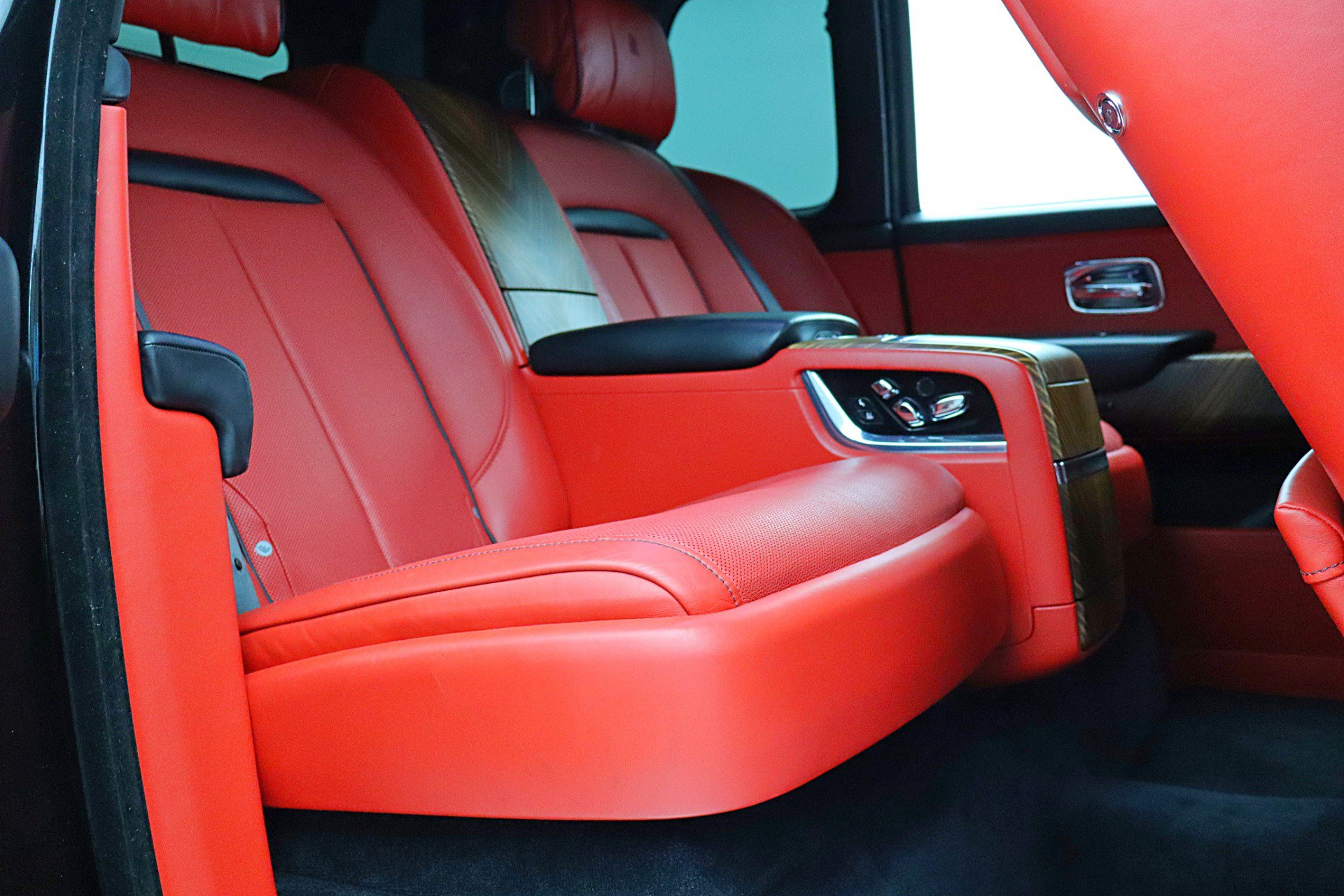 Used 2019 Rolls-Royce Cullinan AWD/4WD image 37
