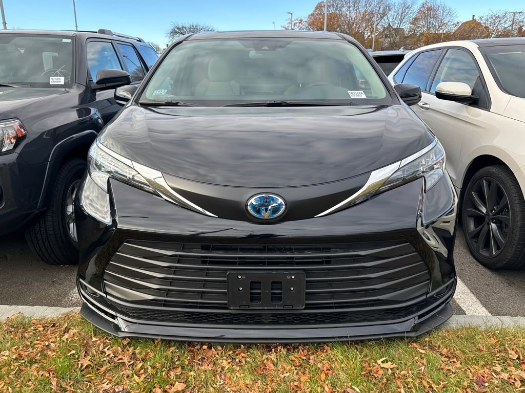 Used 2025 Toyota Sienna LE w/ LE Plus Package image 2