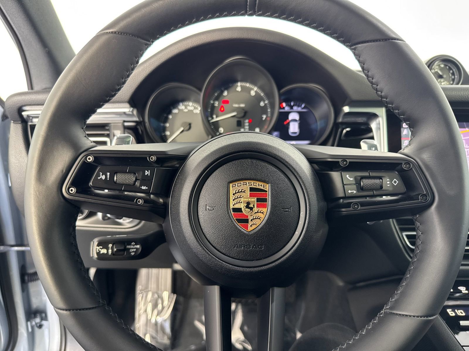 Certified 2025 Porsche Macan AWD/4WD image 26