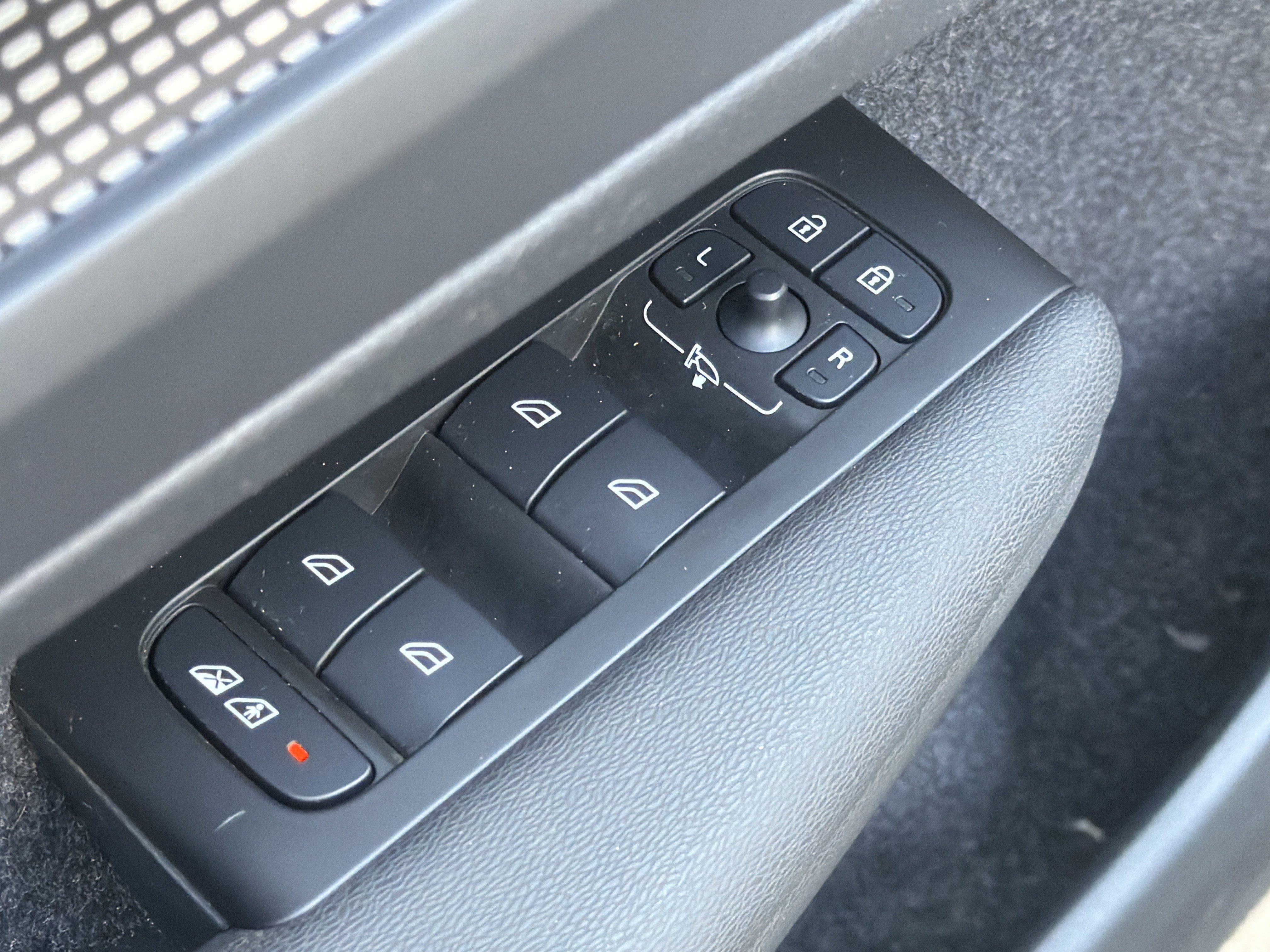 Certified 2022 Volvo XC40 P8 Recharge Plus image 15