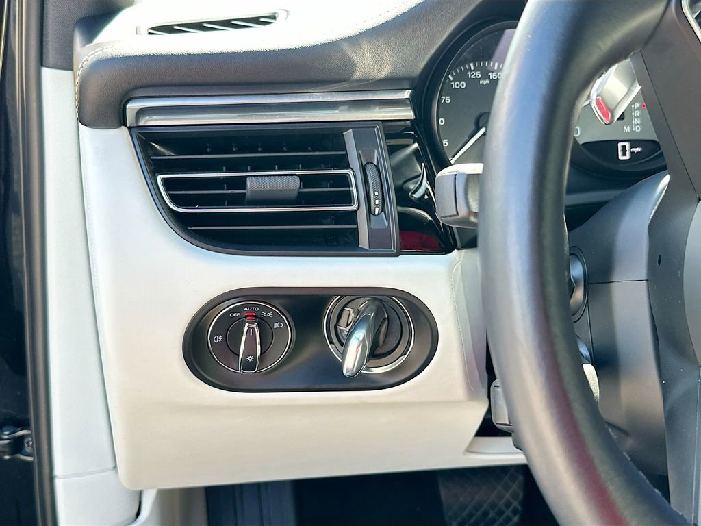 Certified 2023 Porsche Macan S AWD/4WD image 11