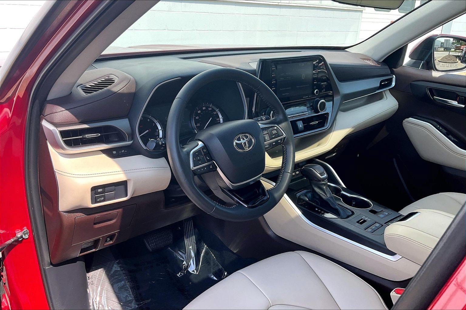 Used 2021 Toyota Highlander XLE AWD/4WD image 18