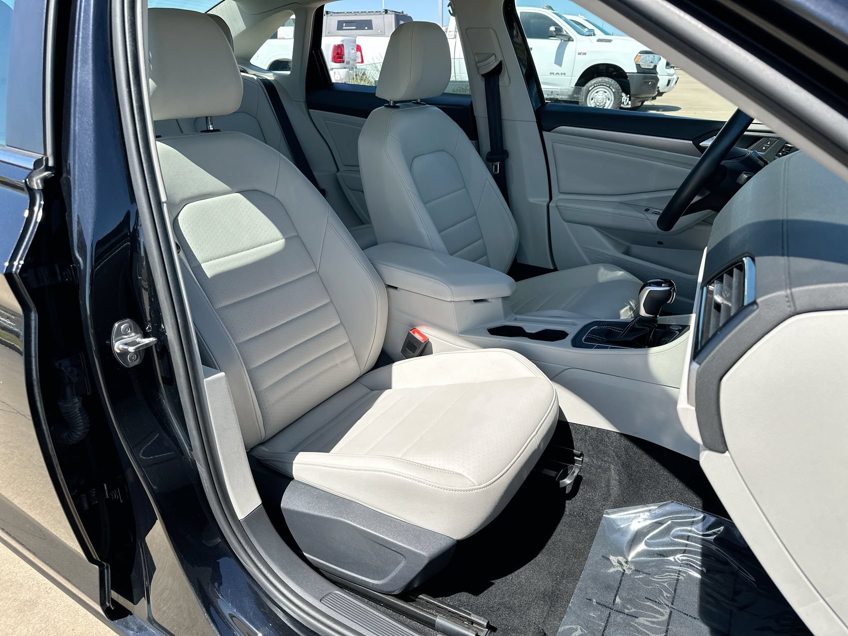 Used 2024 Volkswagen Jetta SE FWD image 23