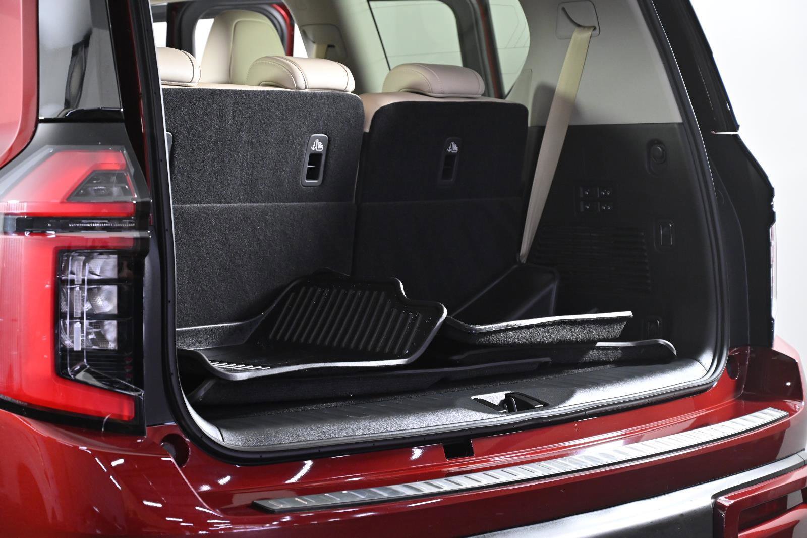 Used 2025 Nissan Armada Platinum image 39